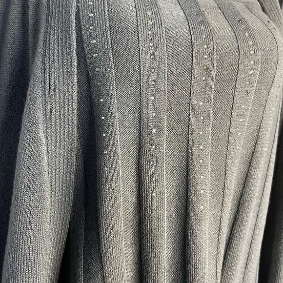 Woman’s 2 in 1 Sweater !! - Picture 11 of 14